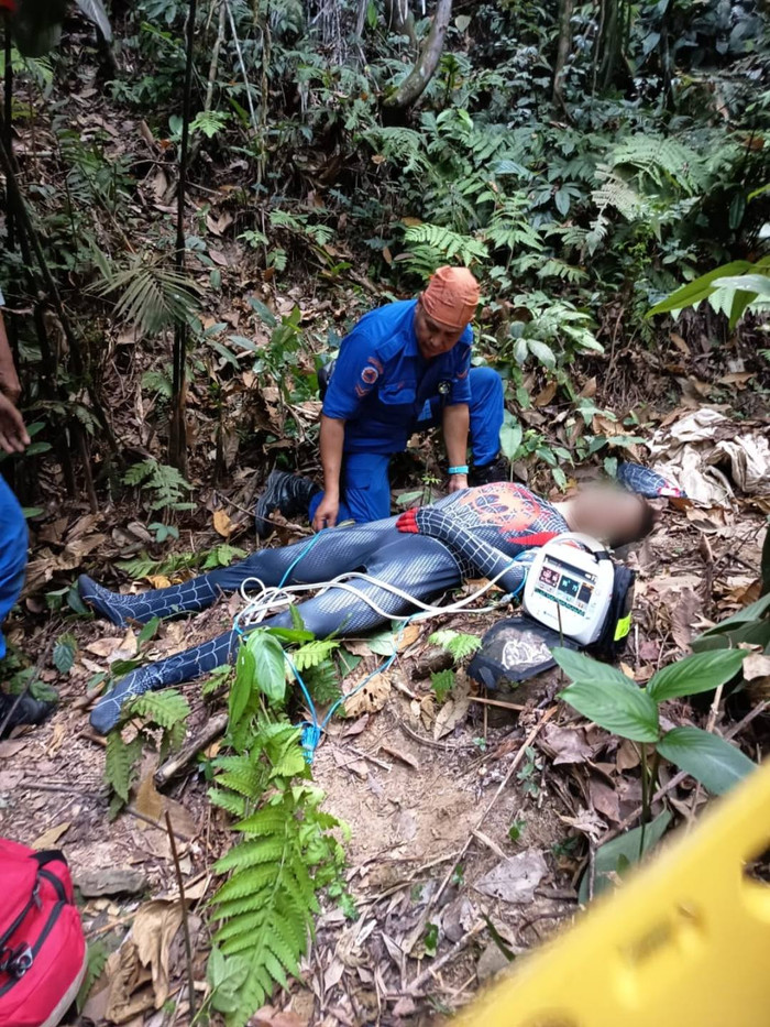 Phát hiện 'người nhện' rớt xuống đồi núi, được đưa đi cấp cứu khẩn Ảnh 1