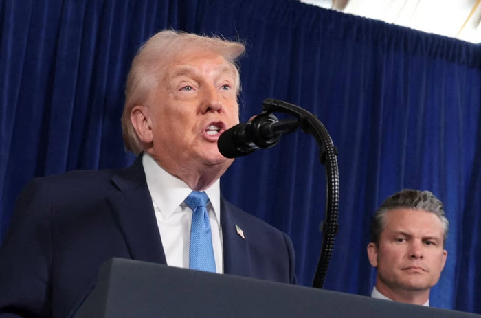 Tổng thống Donald Trump tổ chức một cuộc họp báo trong khi Bộ trưởng Quốc phòng Pete Hegseth theo dõi từ khu nghỉ dưỡng Mar-a-Lago ở Palm Beach, Florida, hôm thứ Bảy. Ảnh: Reuters