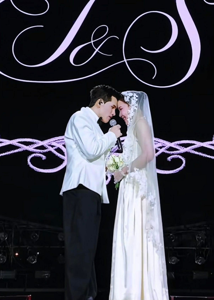 Nam ca sĩ Việt dẫn cô dâu lên sân khấu khiến hàng nghìn khán giả vỡ òa Ảnh 2