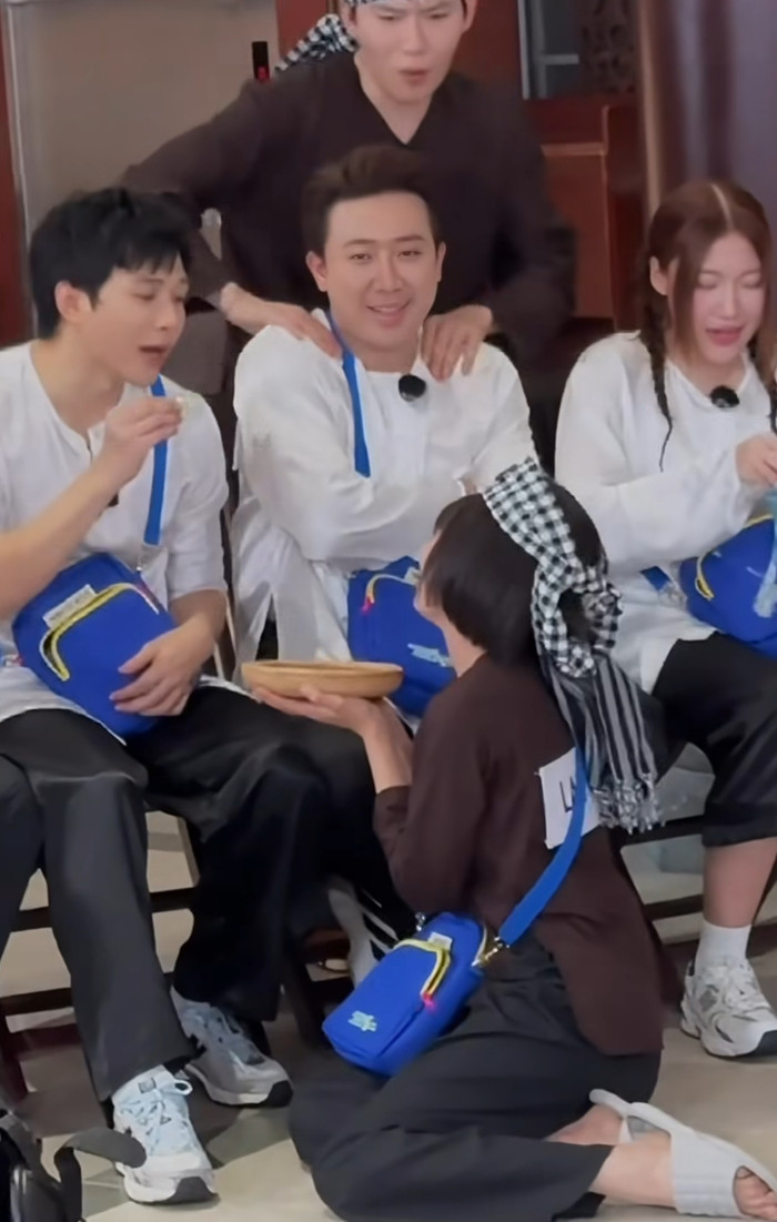 Ninh Dương Lan Ngọc quỳ gối trước diễn viên Anh Tú (Ảnh: Chụp màn hình).