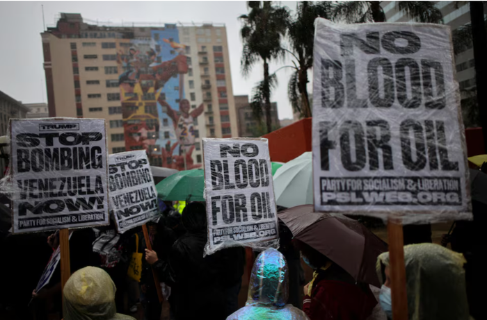 Ở thủ đô Caracas, một vài nhóm người dân ủng hộ cựu Tổng thống Nicolás Maduro đã tụ tập lại để thể hiện lập trường. Ảnh: Reuters