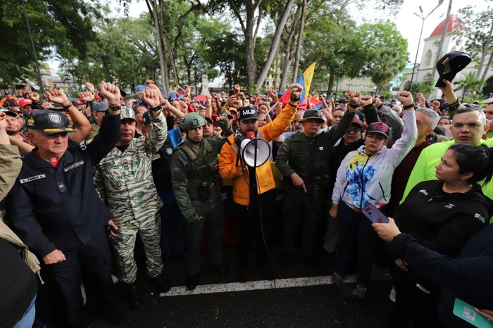 Người dân Venezuela xuống đường biểu tình phản đối cuộc tấn công của Mỹ nhằm vào Venezuela cũng như việc Washington bắt vợ chồng Tổng thống Nicolas Maduro. Ảnh: AVN