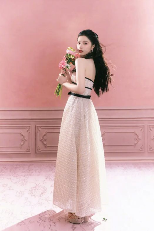 Trương Tịnh Nghi cầm trên tay một bó hoa tươi, xoay người nhẹ nhàng với nụ cười ngọt ngào.&nbsp;