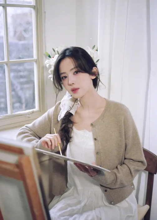 Bộ ảnh lần này cho thấy sự đa dạng trong phong cách của Cổ Lực Na Trát.