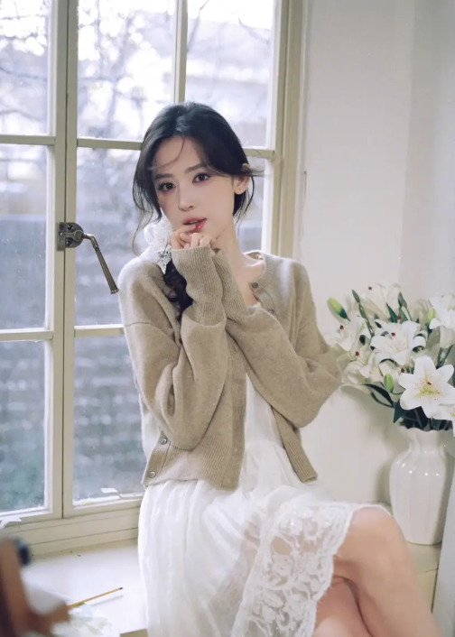 Sự biến hóa về hình ảnh phần nào cho thấy một Cổ Lực Na Trát trầm lắng và nhẹ nhàng hơn.