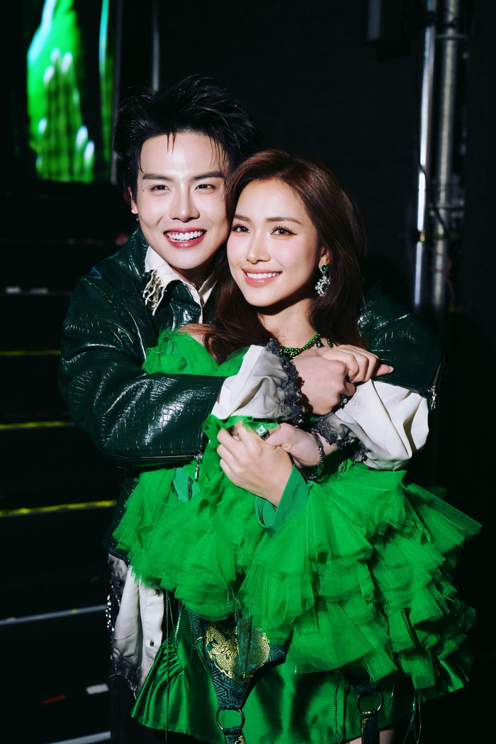 Diễn viên Duy Khánh, bạn thân của Hòa Minzy, ngoài tài năng diễn xuất còn có phong cách thời trang cá tính, trong đó anh sở hữu mẫu đồng hồ hơn 500 triệu trẻ trung. (Ảnh: FBNV)