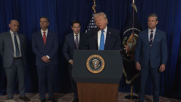 Tổng thống Mỹ Donald Trump (phía trước) họp báo về cuộc tấn công Venezuela mới đây. (Ảnh: THX/TTXVN)