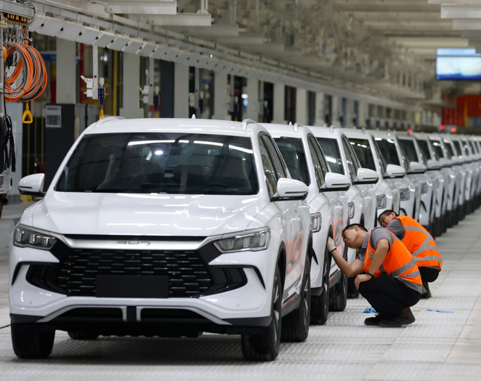 Các công nhân đang lau chùi xe tại nhà máy của BYD ở Camacari, Brazil. Công ty này ghi nhận doanh số bán 4,55 triệu xe trên toàn thế giới trong năm 2025. Ảnh: The Guardian