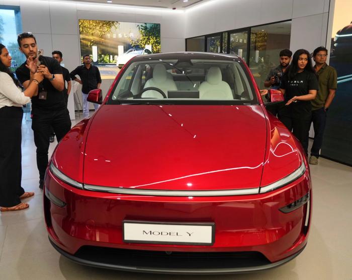 Doanh số của Tesla năm ngoái giảm 9% so với năm 2024. Ảnh: AP