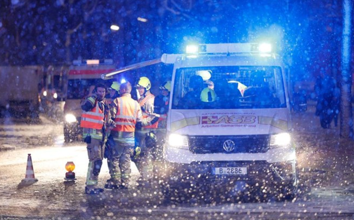 Nhân viên cứu hộ Berlin trong khoảng thời gian mất điện (Ảnh: AFP).