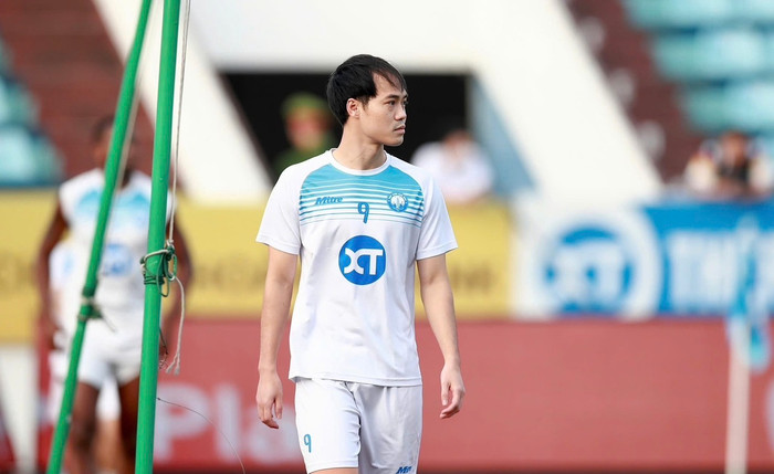 Tiền đạo Văn Toàn có thể nói là một nghịch lý của bóng đá Việt Nam khi nhìn về danh hiệu cá nhân. Ảnh: CLB Nam Định