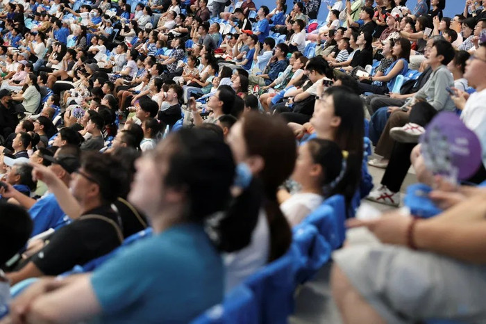 Khán giả theo dõi các robot hình người tranh tài tại Thế vận hội Người máy Hình người Thế giới được tổ chức tại Bắc Kinh. Ảnh: Reuters