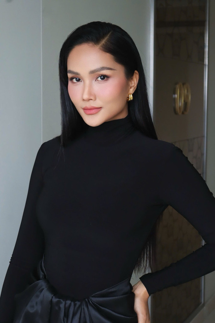 H'Hen Niê tái xuất showbiz sau thời gian ở cữ.