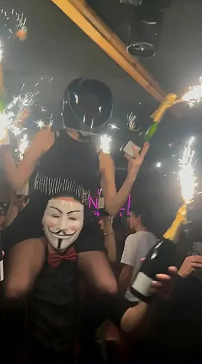 Một hình ảnh được chia sẻ trên mạng xã hội cho thấy người phục vụ đang cầm những chai sâm panh có gắn pháo sáng. Ảnh: CNN