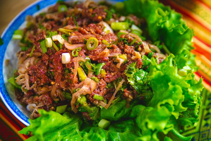 Larb là món salad thịt băm hoặc thái nhỏ, trộn cùng chanh, nước mắm, ớt, thính gạo và rau thơm – hương vị hài hòa chua, mặn, cay và thơm đặc trưng của xứ Triệu Voi.