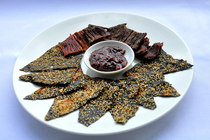 Đồ ăn địa phương đặc sắc – tạo cảm giác ngon miệng cho du khách.