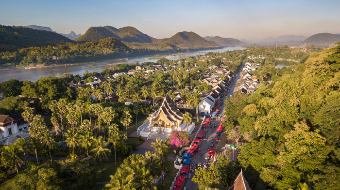 Phong cảnh Luang Prabang bình yên — thành phố cổ ven sông, cảnh thiên nhiên tĩnh lặng gợi cảm giác “không vội” ngay từ cái nhìn đầu tiên.