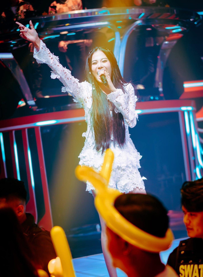 Nam Em mặc trang phục thiếu vải hát quán bar, cộng đồng mạng 'nhức mắt' vì hớ hênh Ảnh 5