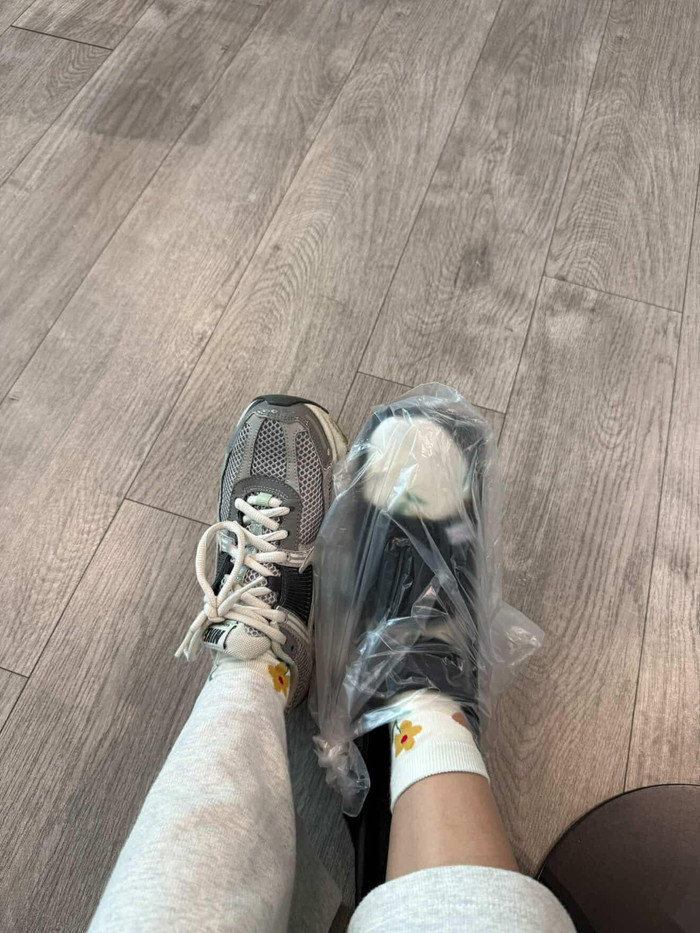 Diệu Nhi bị bong gân trong chuyến đi leo núi (Ảnh: ISNV).