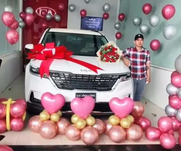 Hình ảnh tại thời điểm Hoài Lâm nhận xe sang 2 tỷ.