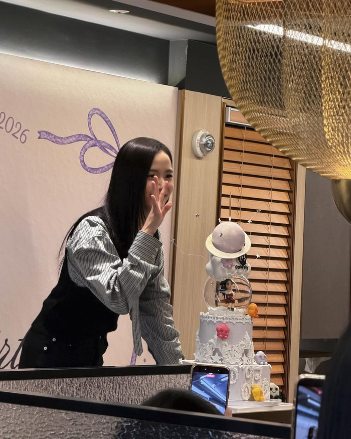 Jisoo sau khi trở về từ bữa tiệc còn tung loạt ảnh ở sự kiện này để chiêu đãi khán giả theo dõi từ xa. Ảnh: IGNV