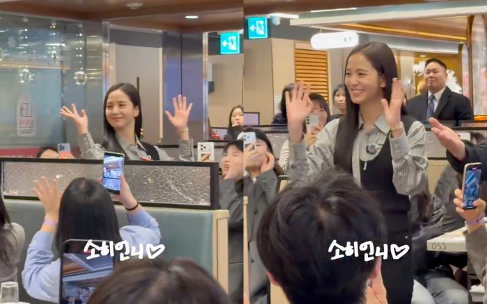 Jisoo (BLACKPINK) cười tươi rói khi chào đón 103 người hâm mộ đến dự tiệc sinh nhật. Ảnh chụp màn hình