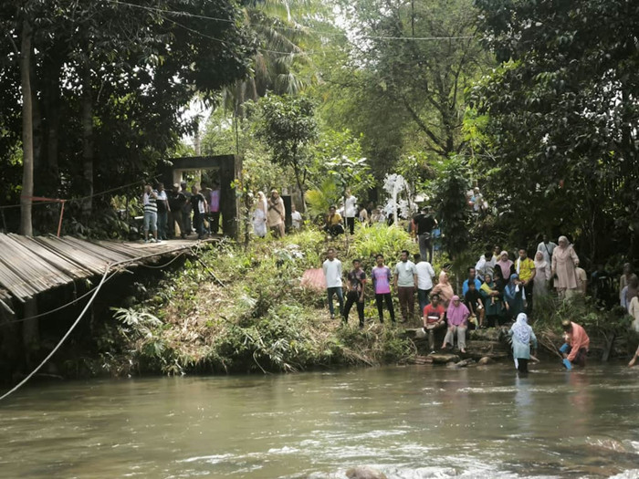 Đoàn rước dâu đang đi qua cầu thì bị sập, 50 người rơi xuống sông Ảnh 4