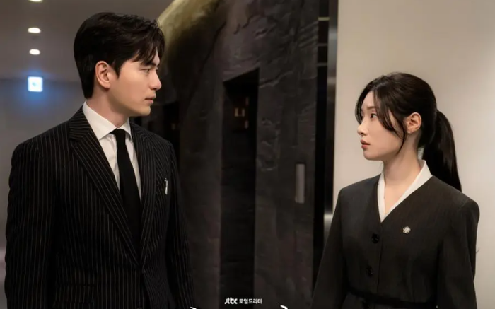 Lee Jin Wook và Jung Chaeyeon trong Giấc Mơ Người Luật Sư, bộ phim luật sư mở màn Top 10 rating năm 2025 với các màn đối đầu pháp đình căng thẳng