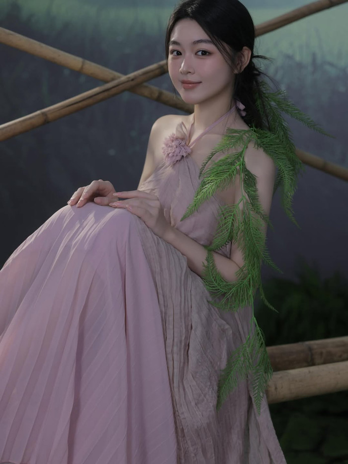 Lọ Lem diện chiếc đầm yếm với tông màu pastel nhẹ nhàng (Ảnh: FBNV).