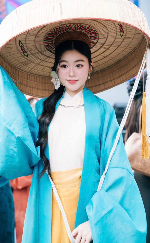 Mỗi lần xuất hiện, con gái MC Quyền Linh đều thu hút sự quan tâm của công chúng (Ảnh: FBNV).