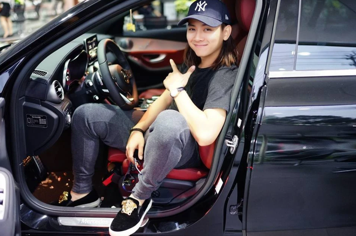 Hoài Lâm từng sở hữu chiếc xe có nội thất sang trọng trị giá khoảng 2 tỷ đồng.&nbsp;