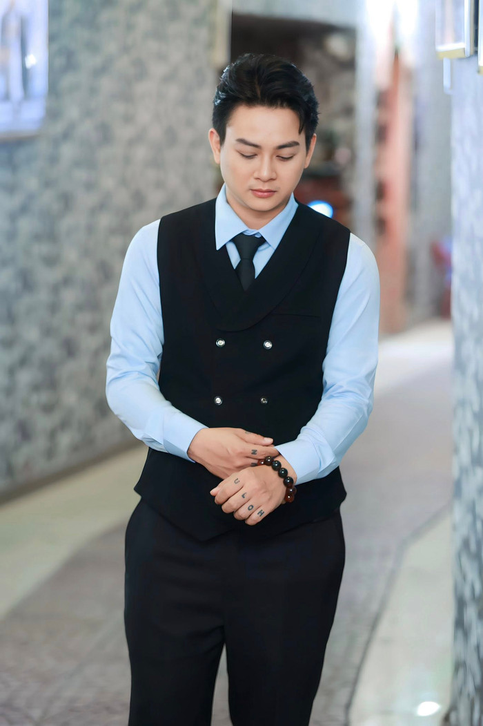 Nếu duy trì đều đặn, Hoài Lâm vừa có thể phát triển ở lĩnh vực ca hát, vừa tạo dấu ấn riêng với vai trò diễn viên trên màn ảnh rộng (Ảnh: FBNV).