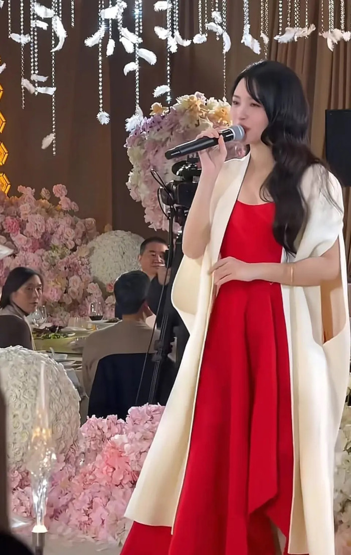 Nữ ca sĩ nổi tiếng một thời nay hát tiệc cưới nhỏ, khách mời không ai quan tâm Ảnh 2