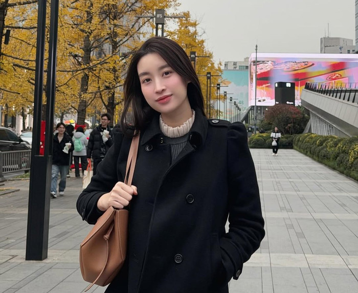 Đỗ Mỹ Linh lựa chọn chiếc máy ảnh 8 chữ số. Ảnh: IGNV