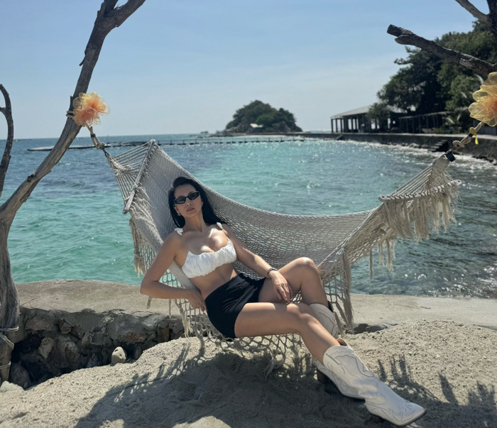 Anh Thư chăm chỉ ăn diện những bộ đồ thời thượng, cá tính. Ảnh: FBNV