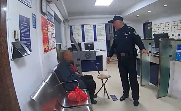 Cụ ông 76 tuổi vượt 2.200 km đi tìm cháu gái, nói lý do khiến ai cũng nghẹn ngào Ảnh 3