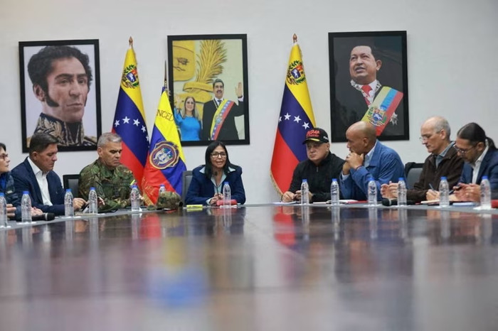 Một bức ảnh do Delcy Rodriguez, quyền Tổng thống Venezuela, đăng tải trên tài khoản Instagram cá nhân, cho thấy bà đang tham dự một cuộc họp, sau khi Mỹ phát động cuộc tấn công vào Venezuela, bắt giữ Tổng thống Nicolas Maduro và vợ ông, Cilia Flores, trong một bài đăng trên mạng xã hội được phát hành vào ngày 4 tháng 1 năm 2026. Delcy Rodriguez qua Instagram/Ảnh cung cấp qua REUTERS.