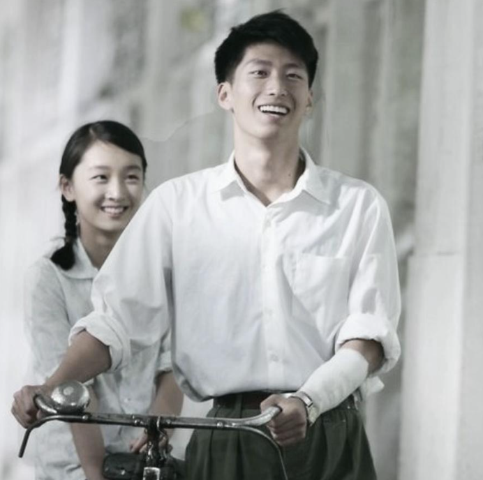 Lấy bối cảnh Cách mạng Văn hóa, phim kể về mối tình trong sáng giữa Tĩnh Thu và Lão Tam. Tình yêu chân thành ấy bị ngăn cách bởi rào cản thân phận, định kiến xã hội và kết thúc bằng sự chia lìa đầy đau xót.