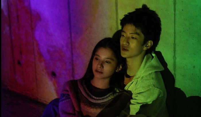 Dựa trên câu chuyện có thật, phim kể về mối tình kéo dài một thập kỷ từ lúc tay trắng đến khi bị ngăn cách bởi khoảng cách địa lý và áp lực kinh tế, để lại nhiều tiếc nuối cho người xem.