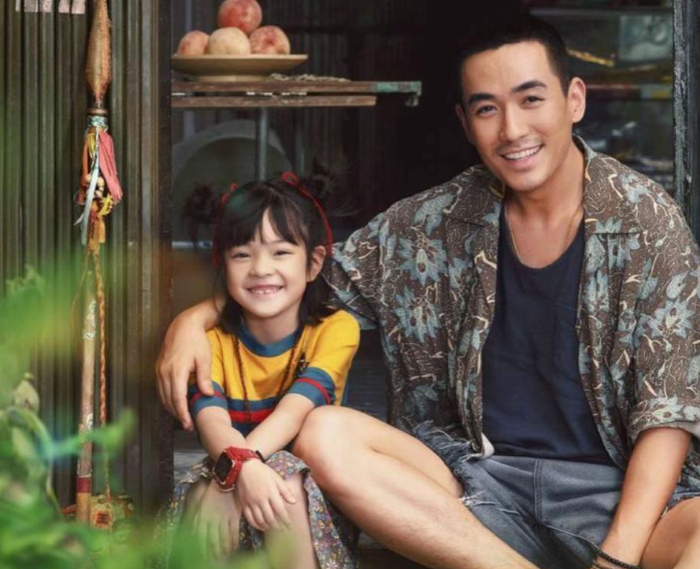 Một người làm nghề tang lễ vô tình gặp gỡ cô bé mồ côi. Sự xuất hiện của đứa trẻ đã thay đổi cách anh nhìn nhận về cái chết, sự sống và giá trị của tình người, tạo nên câu chuyện vừa buồn vừa ấm áp.