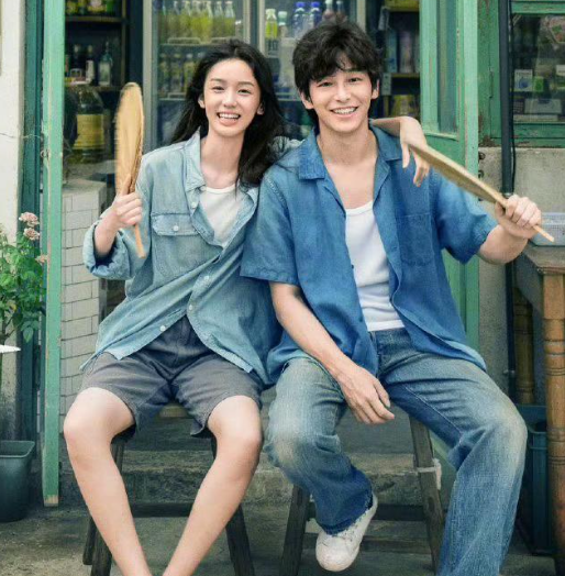 Chuyển thể từ tiểu thuyết của Trương Gia Giai, phim kể về hành trình trở về quê nhà của Lưu Thập Tam. Tại thị trấn Ngàn Mây, anh tìm lại ký ức tuổi thơ, tình thân với bà ngoại và những giá trị giản dị đã bị lãng quên.