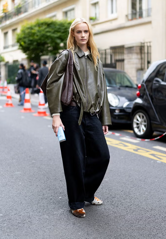 Da và denim là sự kết hợp hoàn hảo. Hãy phối những gam màu trầm với nhau, rồi tạo điểm nhấn bằng họa tiết với một đôi giày in hình động vật. Ảnh: Cosmopolitan