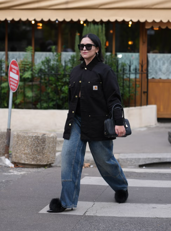 Những sự kết hợp bất ngờ, như chiếc áo khoác công sở này và đôi giày cao gót đế thấp mềm mại, tạo nên một bộ trang phục cực kỳ ấn tượng. Độ dài của chiếc quần denim mài bạc phối nhiều mảng màu rất phù hợp với chiều cao của gót giày. Ảnh: Cosmopolitan