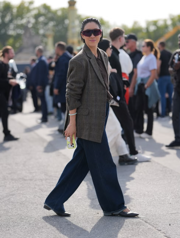 Cách dễ nhất để trông thanh lịch và chỉn chu là kết hợp áo blazer với quần jeans. Bạn có thể làm mới diện mạo bằng một cặp kính râm thể thao. Ảnh: Cosmopolitan