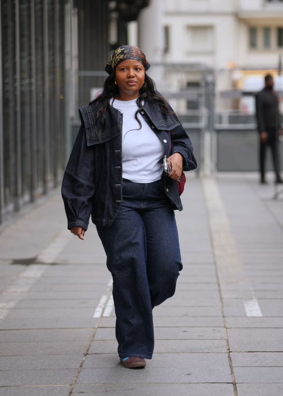 Phong cách denim on denim chính là sự lựa chọn an toàn. Kết hợp với đôi sneaker yêu thích để có set đồ hàng ngày vừa thoải mái vừa thời trang. Ảnh: Cosmopolitan