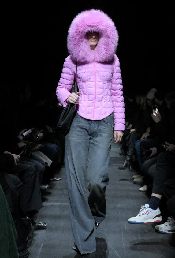 Quần gấu dài phối cùng áo khoác phồng màu hồng neon viền lông kèm đôi giày cao gót mũi nhọn màu bạc. Ảnh: Cosmopolitan