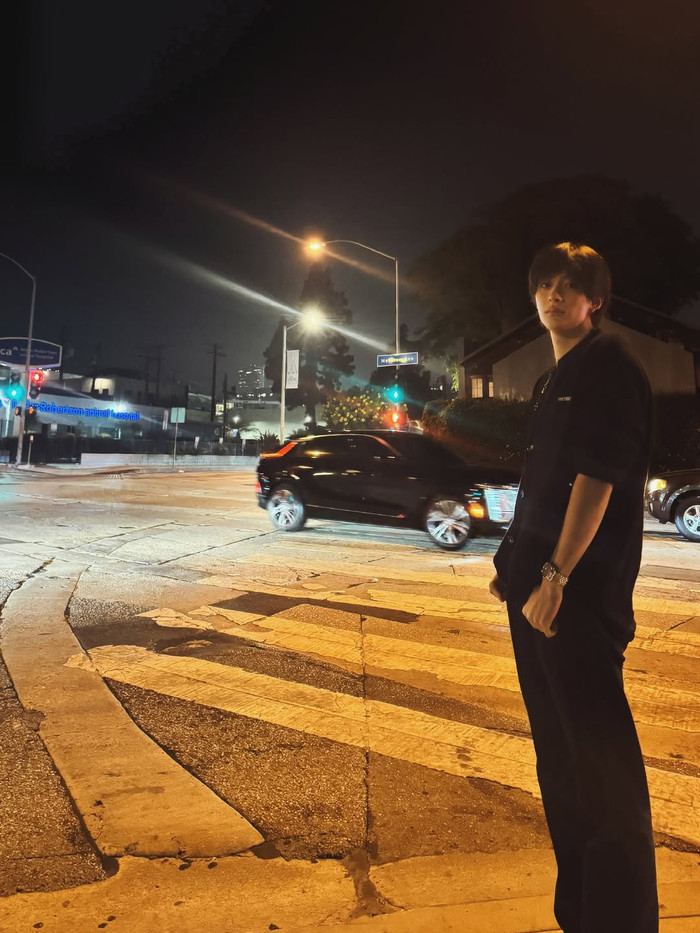 Nếu bạn muốn một vẻ ngoài trang trọng hơn, hãy tham khảo cách phối đồ của RIIZE. Một chiếc áo len cài cúc đơn giản và quần tây sẽ trông sành điệu hơn. Việc kết hợp phụ kiện vàng và bạc tạo thêm điểm nhấn tương phản hoàn hảo. Ảnh: IGNV