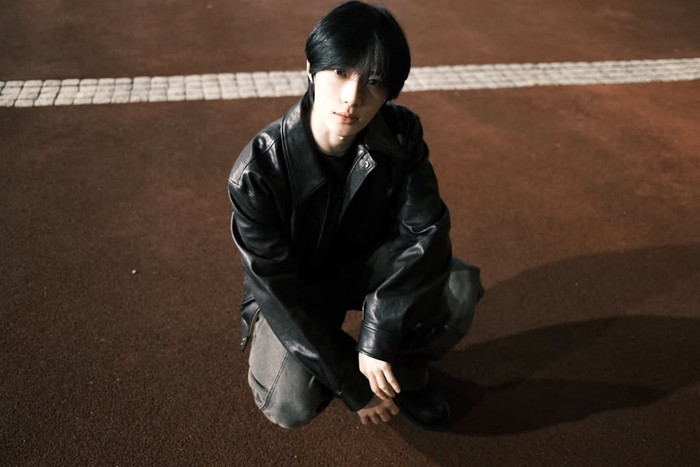 Áo khoác da là món đồ kinh điển, không bao giờ lỗi mốt. Beomgyu của TXT kết hợp nó cùng quần jeans denim bạc màu, tạo nên tổng thể hài hòa, vừa giữ nét cổ điển vừa phù hợp với phong cách hiện đại. Bộ trang phục đơn giản nhưng cân bằng được các chi tiết, mang đến vẻ ngoài dễ ứng dụng. Ảnh: IGNV