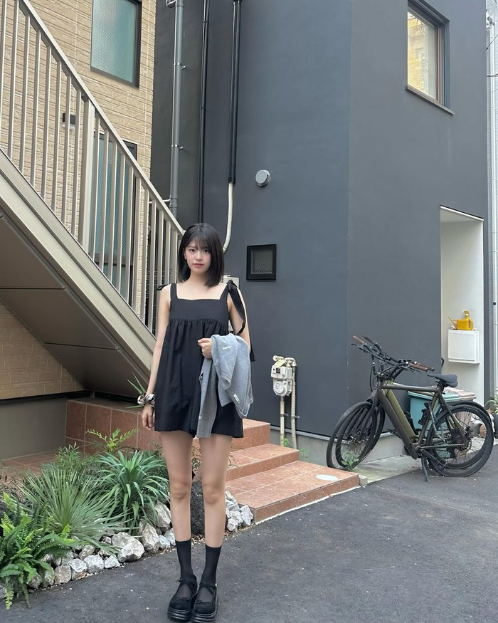 An Yu Jin của IVE xuất hiện với bộ trang phục toàn màu đen, nổi bật nhờ chiếc váy phồng đơn giản nhưng có kiểu dáng độc đáo và dây đeo thắt nơ. Bộ trang phục được kết hợp với tất mỏng và giày Oxford có nơ, tạo nên một tổng thể hài hòa, dễ ứng dụng cho phong cách hàng ngày. Ảnh: IGNV