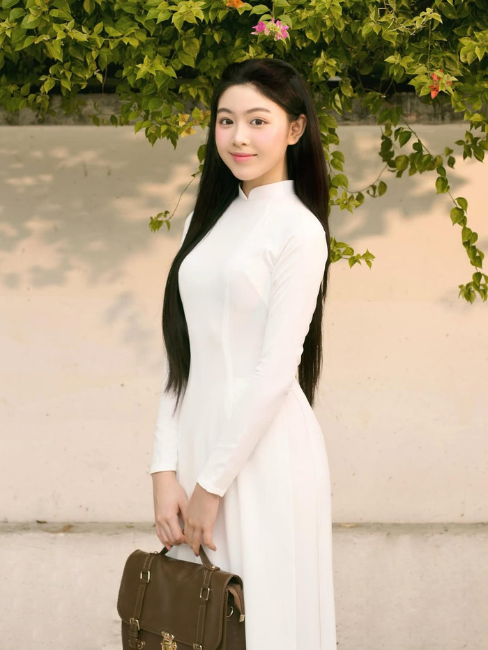 Những bộ ảnh áo dài gần đây của Lọ Lem nhanh chóng thu hút hàng chục nghìn lượt tương tác. Tà áo dài trắng mỏng nhẹ, ôm sát đường cong cơ thể cao ráo, tôn lên vóc dáng mảnh mai thanh thoát của ái nữ nhà Quyền Linh. Ảnh: IGNV